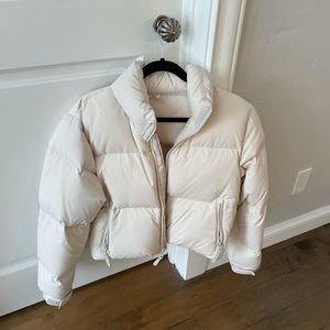 Aritzia crop mega puff. Cream colour. Never worn. Perfect condition